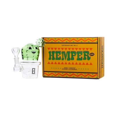 Acessórios para fumar com design de cacto verde e caixa amarela com texto HEMPER