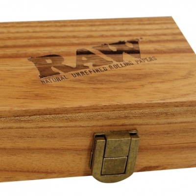 Caixa de madeira natural com fecho metálico e texto RAW no topo