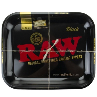 Tabuleiro preto RAW com texto vermelho e amarelo e cordão branco