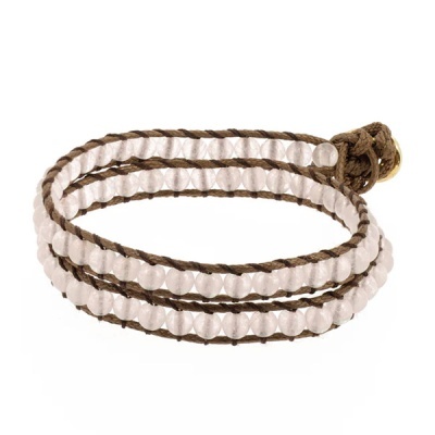 Pulseira com contas transparentes e cordão castanho entrelaçado