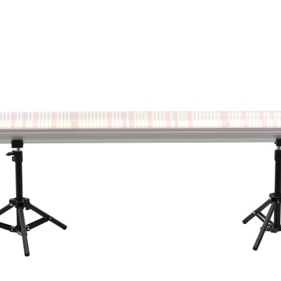 Luz LED linear com estrutura metálica em tripés negros