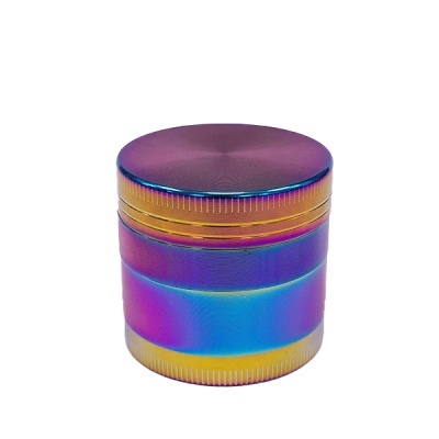 Triturador metálico iridescente roxo azul dourado sobre fundo branco
