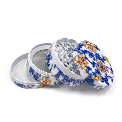 Triturador de ervas floral em metal branco azul e amarelo com múltiplas partes