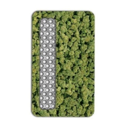 Tabuleiro branco com bolhas sobre flores verdes densas