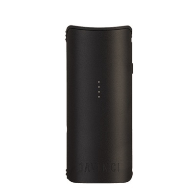Carregador portátil preto com LEDs indicadores e marca DAVINCI
