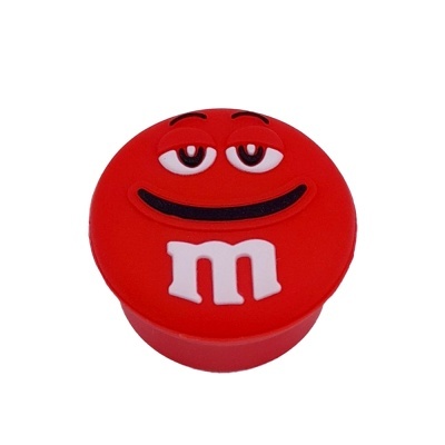 Caixa redonda vermelha com caraterística do personagem M&Ms