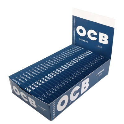 Caixa azul com várias embalagens de papel de seda OCB X-PERT 1 1/4