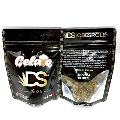 Embalagem preta de plástico com fecho ziplock com flores secas e texto Gelato DS CBD SROLL 100% NATURAL