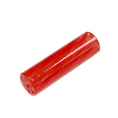 Cilindro vermelho brilhante com fundo branco