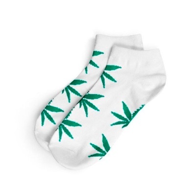 Meias brancas com padrão de folhas verdes.