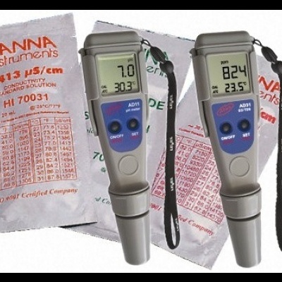 Dois medidores digitais portáteis com visor LCD e pacotes de solução de calibração