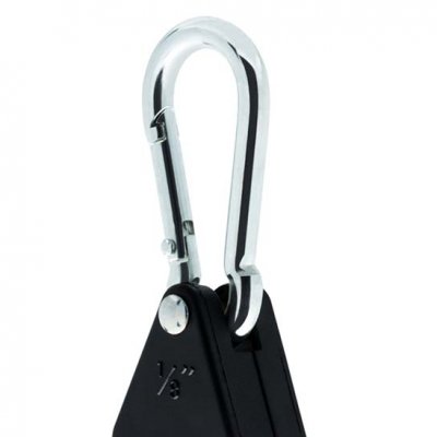 Mosquetão prateado com corpo preto e inscrição 1/8