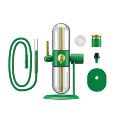 Conjunto dispositivo de fumador verde e dourado com várias peças em fundo branco