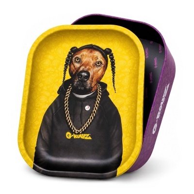 Tabuleiro metálico com cão em hoodie preto e corrente dourada