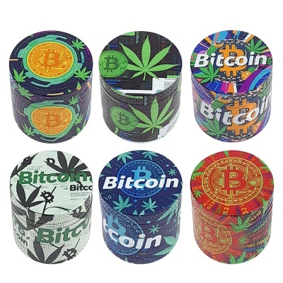 Seis trituradores cilíndricos com designs de Bitcoin e folhas de cannabis