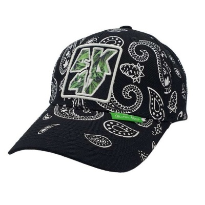 Boné preto com padrão branco tipo bandana e logótipo verde AK