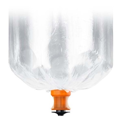 Botella plástica transparente con boquilla naranja y base negra