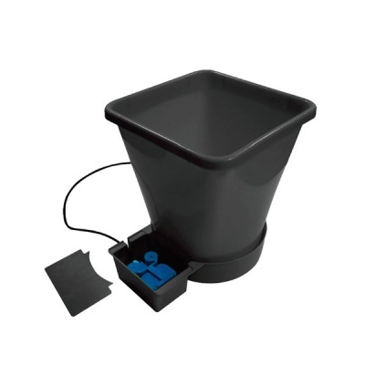 Recipiente plástico preto quadrado com compartimento removível e objetos azuis, fundo branco