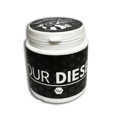 Frasco branco pequeno com rótulo preto e texto OUR DIESEL e peso 10gr