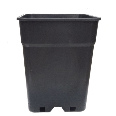 Vaso quadrado preto em plástico com aberturas na base