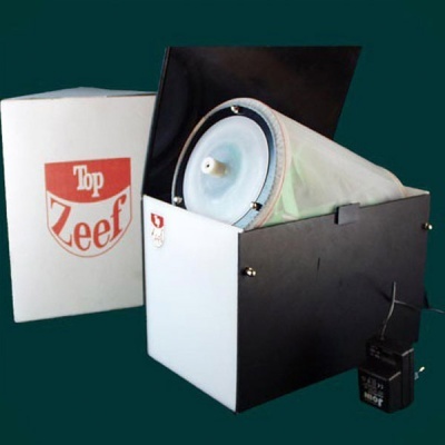 Aparelho filtrante Top Zeef com filtro branco e caixa branca com logo