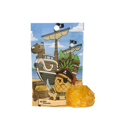 Embalagem colorida com ananás pirata, navio e texto Piña Colada e CBD Crumble