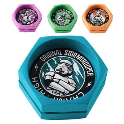 Objetos hexagonais coloridos com imagem de Stormtrooper e texto.
