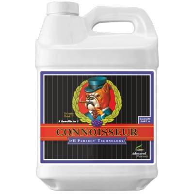 Recipiente branco com etiqueta colorida contendo um cão e texto Connoisseur