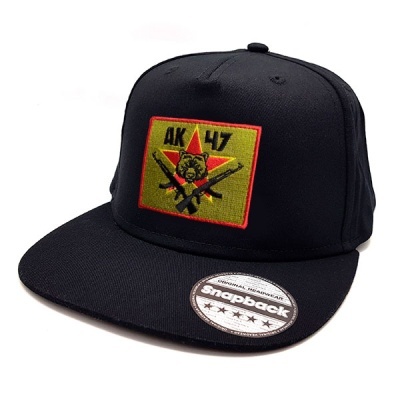 Boné preto snapback com patch bordado AK 47 e urso, pala plana e etiqueta redonda branca