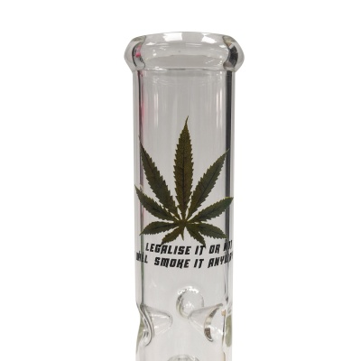 Frasco de vidro com folha de cannabis e texto preto