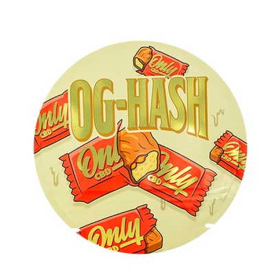 Embalagens vermelhas de barras com texto Only CBD e grande texto OG-HASH no centro