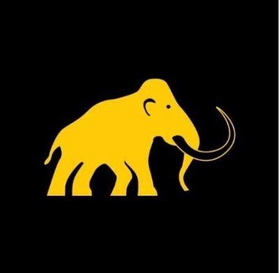 Logotipo amarelo de um mamute estilizado em fundo preto
