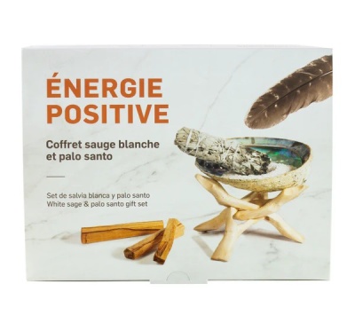 Conjunto presente com salvia branca e palo santo em caixa branca com texto castanho