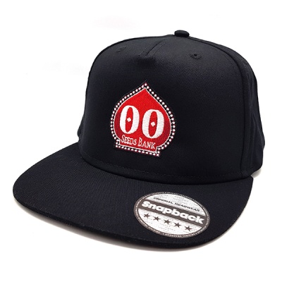 Boné preto snapback com bordado vermelho e branco e etiqueta Snapback na aba