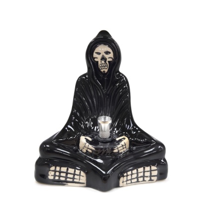 Incensário cerâmico preto com figura de caveira com capuz e mãos esqueléticas.