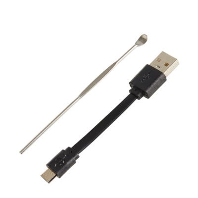 Cabo USB preto curto com conector USB-A e USB-C e bastão metálico fino com ponta em colherinha