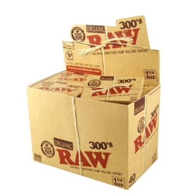 Caixa com embalagens de papel RAW para enrolar com inscrições em castanho e vermelho