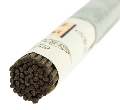 Pacote cilíndrico de palitos pretos com embalagem branca e detalhes em preto e cor de rosa