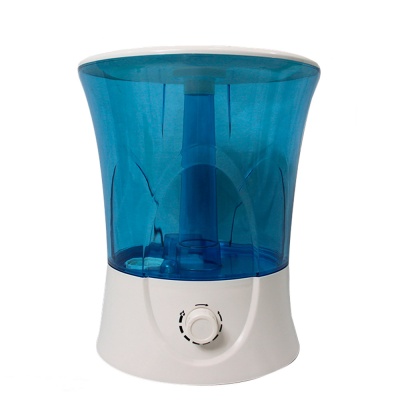 Humidificador de corpo branco com reservatório azul translúcido e botão frontal