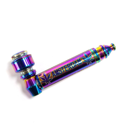 Cachimbo metálico iridescente com o texto AMSTERDAM e folhas de cannabis em dourado
