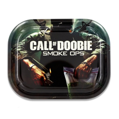 Tabuleiro metálico com imagem e texto CALL OF DOOBIE SMOKE OPS.