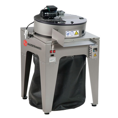 Máquina industrial cinzenta MASTERTRIMMERS com depósito preto e motor no topo