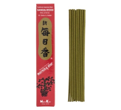 Pacote vermelho de incenso Sandalwood com varetas verdes ao lado