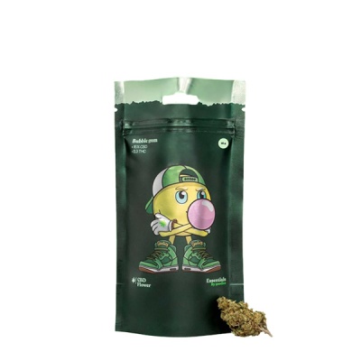 Pacote verde escuro de CBD Flower com desenho de personagem amarelo a mascar pastilha elástica e flor seca castanha e verde ao lado