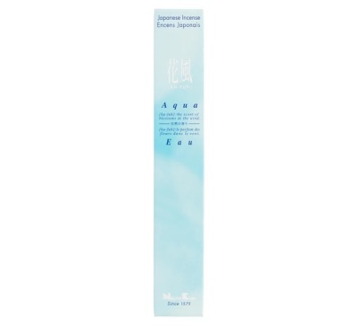 embalagem azul clara de incenso japonês Aqua com texto multilíngue