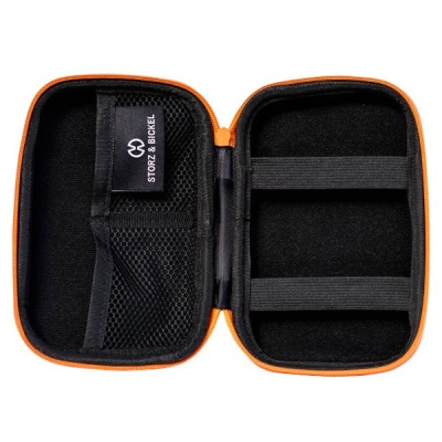 Estuche rígido negro con borde naranja y etiqueta STORZ & BICKEL