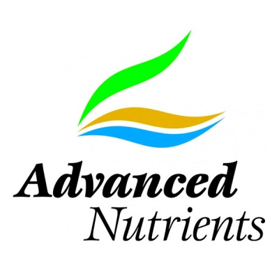 Logótipo com formas onduladas verde, dourado e azul e texto Advanced Nutrients