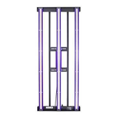 Luminária LED retangular metálica preta com três painéis verticais de luz LED roxa