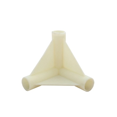 Conector plástico branco de três braços cilíndricos