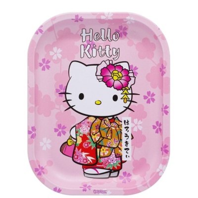 Tabuleiro rosa com personagem Hello Kitty em quimono e texto Hello Kitty